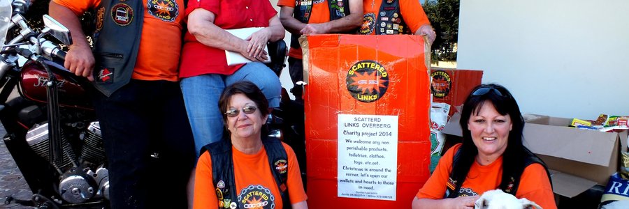  ‘n Deel van Gansbaai se motorfietsklub, die Scattered Links, tydens die oorhandiging van vele hulpitems aan Solidariteit Helpende Hand se Gansbaai-tak met Maretha Geldenhuys agter in die middel